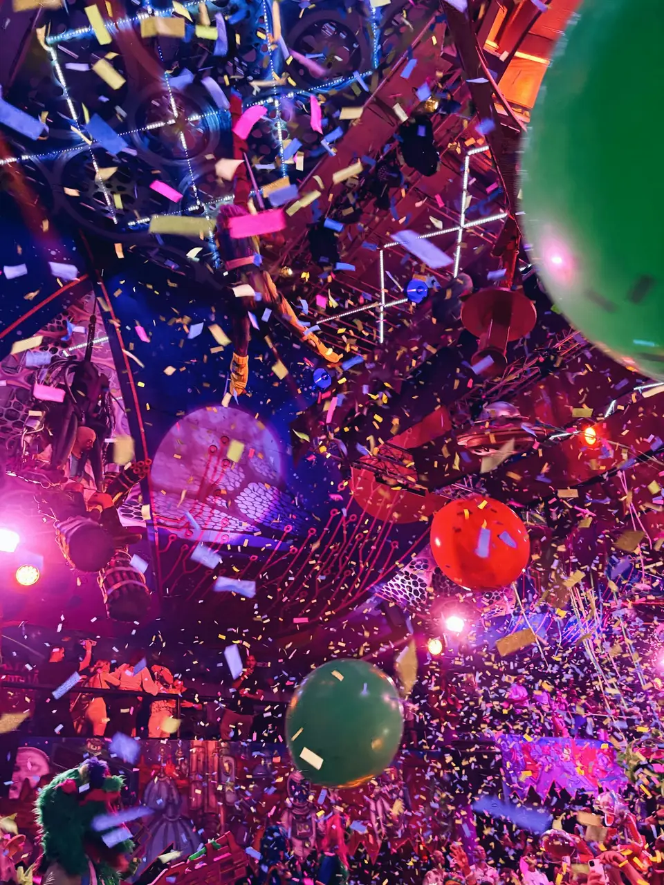 Bunte Luftballons und Konfetti im violetten Partylicht
