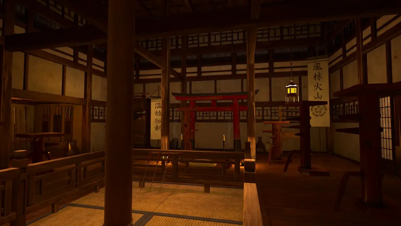 Dojo mit Holzpfeilern, Torii-Tor und Schriftrollen