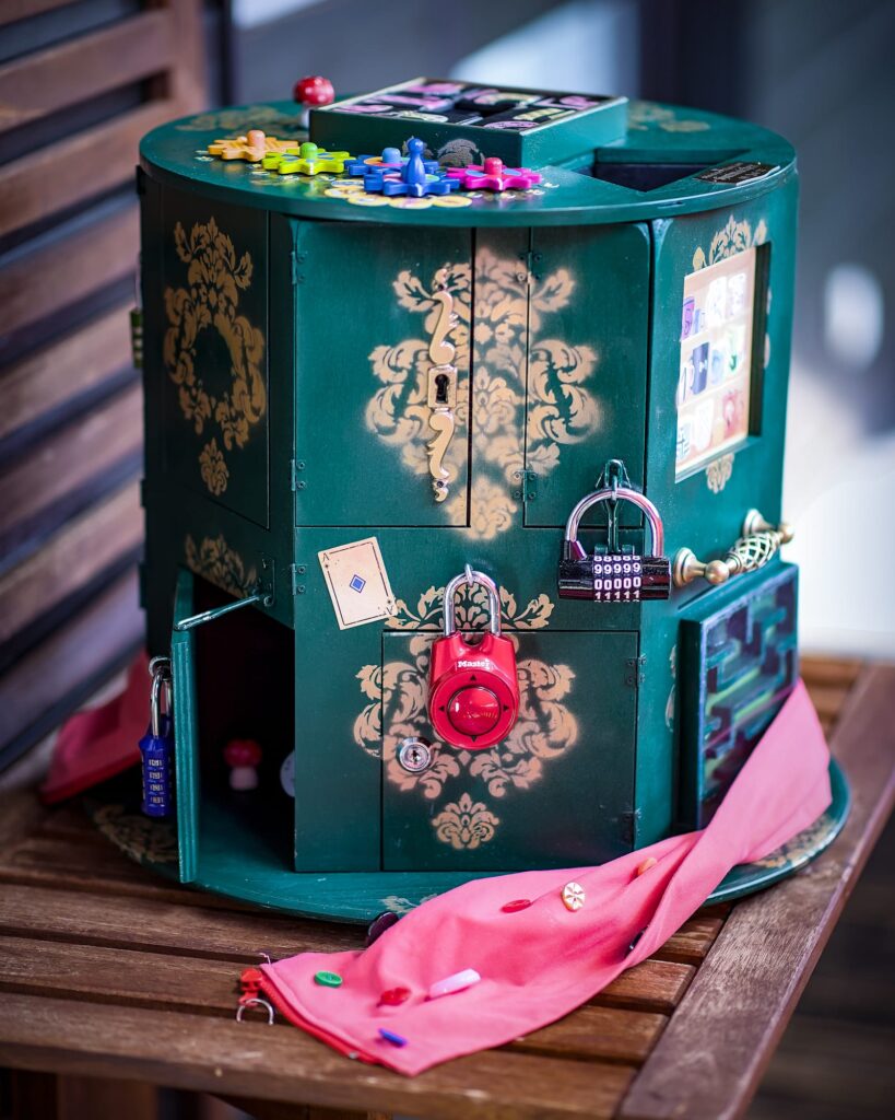 Mobiler Escape Room „Der Hutmacher“ – dekorative Rätselbox mit Schloss und magischem Design